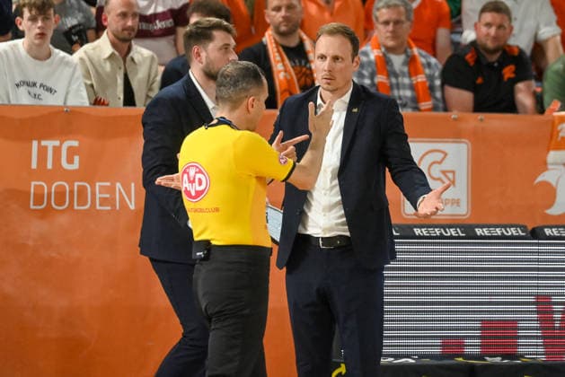 Jacques Schneider (VET-CONCEPT Gladiators Trier, Coach) diskutiert mit Schiedsrichter Gentian Cici RASTA Vechta vs. VET-CONCEPT Gladiators Trier, easyCredit Basketball Bundesliga, Play-Ins, Saison 2025 2026, 12.05.2026, RASTA Vechta vs.VET-CONCEPT Gladiators Trier, easyCredit Basketball Bundesliga, Play-Ins, Saison 2025 2026, 12.05.2026 Vechta Copyright: xEibner-Pressefoto RobertxGertzenx EP_RGN