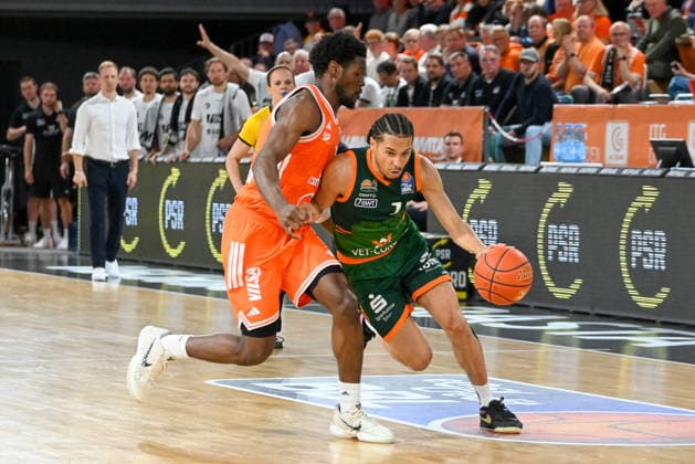 Jordan Roland (VET-CONCEPT Gladiators Trier, 15) gegen TJ Bamba (RASTA Vechta, 05) RASTA Vechta vs. VET-CONCEPT Gladiators Trier, easyCredit Basketball Bundesliga, Play-Ins, Saison 2025 2026, 12.05.2026, RASTA Vechta vs.VET-CONCEPT Gladiators Trier, easyCredit Basketball Bundesliga, Play-Ins, Saison 2025 2026, 12.05.2026 Vechta Copyright: xEibner-Pressefoto RobertxGertzenx EP_RGN