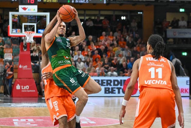 Jordan Roland (VET-CONCEPT Gladiators Trier, 15) gegen Lloyd Pandi (RASTA Vechta, 41) RASTA Vechta vs. VET-CONCEPT Gladiators Trier, easyCredit Basketball Bundesliga, Play-Ins, Saison 2025 2026, 12.05.2026, RASTA Vechta vs.VET-CONCEPT Gladiators Trier, easyCredit Basketball Bundesliga, Play-Ins, Saison 2025 2026, 12.05.2026 Vechta Copyright: xEibner-Pressefoto RobertxGertzenx EP_RGN