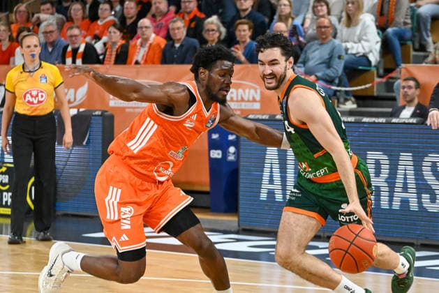 Clay Guillozet (VET-CONCEPT Gladiators Trier, 04) gegen TJ Bamba (RASTA Vechta, 05) RASTA Vechta vs. VET-CONCEPT Gladiators Trier, easyCredit Basketball Bundesliga, Play-Ins, Saison 2025 2026, 12.05.2026, RASTA Vechta vs.VET-CONCEPT Gladiators Trier, easyCredit Basketball Bundesliga, Play-Ins, Saison 2025 2026, 12.05.2026 Vechta Copyright: xEibner-Pressefoto RobertxGertzenx EP_RGN