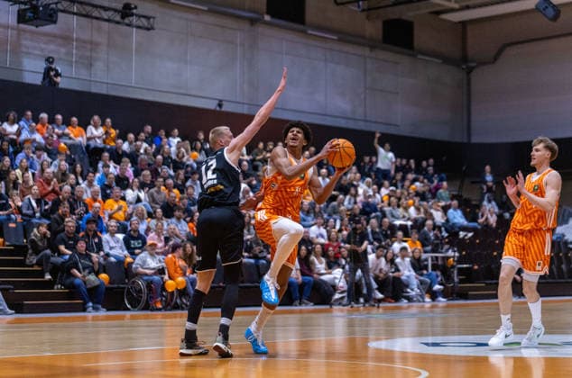 Meissa Faye (OrangeAcademy Ulm, 11) gegen Niclas Sperber (ETB Miners, 12). OrangeAcademy Ulm vs ETB Miners Essen , Basketball,Barmer Basketball 2. Bundesliga ProB, Play-Offs Finale, Saison 2025 2026, 13.05.2026, OrangeAcademy Ulm vs ETB Miners Essen , Basketball,Barmer Basketball 2. Bundesliga ProB, Play-Offs Finale, Saison 2025 2026, 13.05.2026 Neu-Ulm Copyright: xEibner-Pressefoto DavidexDixGiovx EP_DGI