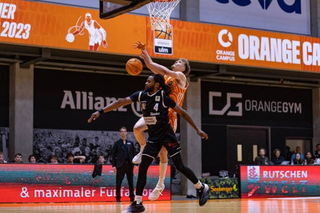 Joel Cwik (OrangeAcademy Ulm, 01) wird hier von Quashawn Lane (ETB Miners, 04) gefoult. OrangeAcademy Ulm vs ETB Miners Essen , Basketball,Barmer Basketball 2. Bundesliga ProB, Play-Offs Finale, Saison 2025 2026, 13.05.2026, OrangeAcademy Ulm vs ETB Miners Essen , Basketball,Barmer Basketball 2. Bundesliga ProB, Play-Offs Finale, Saison 2025 2026, 13.05.2026 Neu-Ulm Copyright: xEibner-Pressefoto DavidexDixGiovx EP_DGI