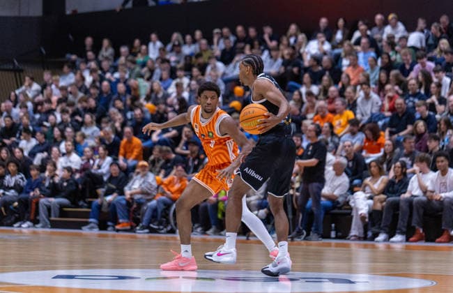 Gabriel Jung (ETB Miners, 11) im Duell mit Namori Omog (OrangeAcademy Ulm, 00). OrangeAcademy Ulm vs ETB Miners Essen , Basketball,Barmer Basketball 2. Bundesliga ProB, Play-Offs Finale, Saison 2025 2026, 13.05.2026, OrangeAcademy Ulm vs ETB Miners Essen , Basketball,Barmer Basketball 2. Bundesliga ProB, Play-Offs Finale, Saison 2025 2026, 13.05.2026 Neu-Ulm Copyright: xEibner-Pressefoto DavidexDixGiovx EP_DGI