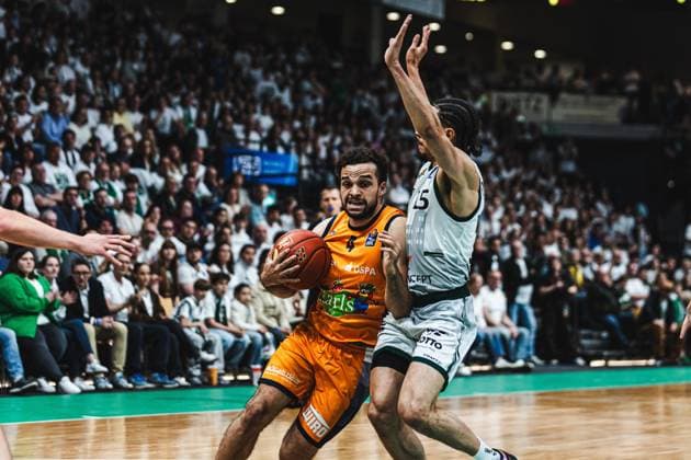 Elias Baggette (Rostock Seawolves) im Zweikampf mit Jordan Roland (Gladiators Trier), Vet Concept Gladiators Trier vs Rostock Seawolves, Basketball, easyCredit BBL, Play Ins, Saison 2025 2026, 14.05.2026 Vet Concept Gladiators Trier vs Rostock Seawolves, Basketball, easyCredit BBL, Play Ins, Saison 2025 2026, 14.05.2026 Copyright: xEibner-Pressefoto AlexanderxNeisx EP_ANS