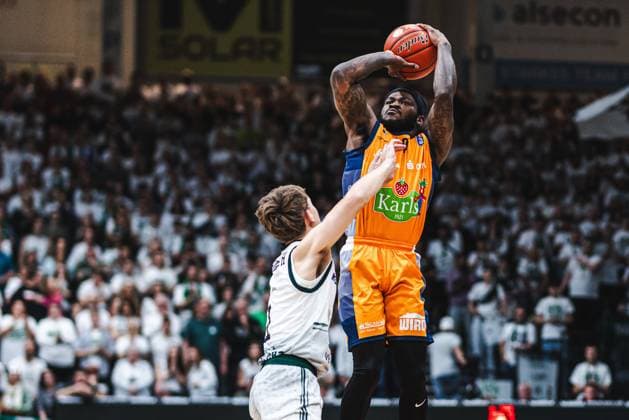TJ Crockett Jr (Rostock Seawolves) im Zweikampf mit Steven Ashworth (Gladiators Trier), Vet Concept Gladiators Trier vs Rostock Seawolves, Basketball, easyCredit BBL, Play Ins, Saison 2025 2026, 14.05.2026 Vet Concept Gladiators Trier vs Rostock Seawolves, Basketball, easyCredit BBL, Play Ins, Saison 2025 2026, 14.05.2026 Copyright: xEibner-Pressefoto AlexanderxNeisx EP_ANS