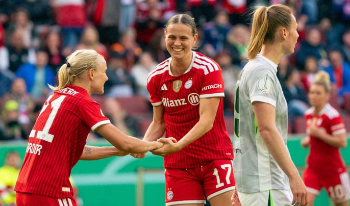 14.5..2026, Fußball, GER, Frauen, DFB-Pokal, Saison 2025 2026,Finale, FC Bayern München - VfL Wolfsburg, Pernille Harder (FC Bayern München, li.) und Klara Bühl (FC Bayern München, Mitte) jubeln. Köln RheinenergieSTADION Nordrhein-Westfalen Deutschland