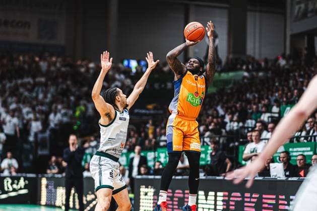 TJ Crockett Jr (Rostock Seawolves) im Zweikampf mit Jordan Roland (Gladiators Trier), Vet Concept Gladiators Trier vs Rostock Seawolves, Basketball, easyCredit BBL, Play Ins, Saison 2025 2026, 14.05.2026 Vet Concept Gladiators Trier vs Rostock Seawolves, Basketball, easyCredit BBL, Play Ins, Saison 2025 2026, 14.05.2026 Copyright: xEibner-Pressefoto AlexanderxNeisx EP_ANS