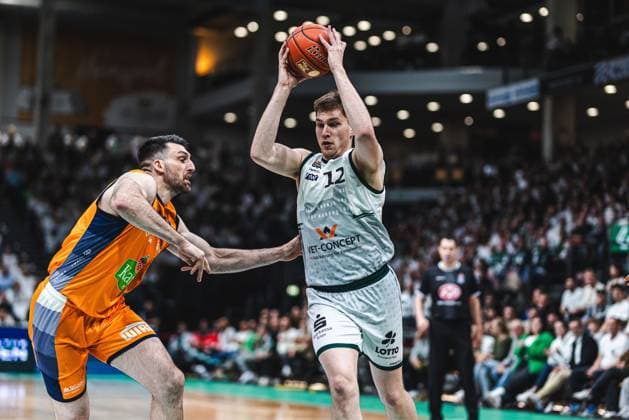 Marten Linssen (Gladiators Trier) im Zweikampf mit Owen Klassen (Rostock Seawolves), Vet Concept Gladiators Trier vs Rostock Seawolves, Basketball, easyCredit BBL, Play Ins, Saison 2025 2026, 14.05.2026 Vet Concept Gladiators Trier vs Rostock Seawolves, Basketball, easyCredit BBL, Play Ins, Saison 2025 2026, 14.05.2026 Copyright: xEibner-Pressefoto AlexanderxNeisx EP_ANS