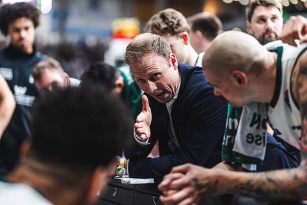 Jacques Schneider (Gladiators Trier) mit Team in der Auszeit, Vet Concept Gladiators Trier vs Rostock Seawolves, Basketball, easyCredit BBL, Play Ins, Saison 2025 2026, 14.05.2026 Vet Concept Gladiators Trier vs Rostock Seawolves, Basketball, easyCredit BBL, Play Ins, Saison 2025 2026, 14.05.2026 Copyright: xEibner-Pressefoto AlexanderxNeisx EP_ANS