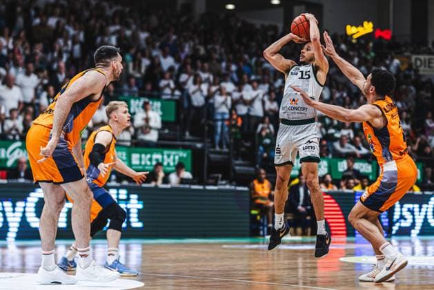 Jordan Roland (Gladiators Trier) im Zweikampf mit Owen Klassen (Rostock Seawolves), Lukasz Kolenda (Rostock Seawolves) und Dominic Lockhart (Rostock Seawolves), Vet Concept Gladiators Trier vs Rostock Seawolves, Basketball, easyCredit BBL, Play Ins, Saison 2025 2026, 14.05.2026 Vet Concept Gladiators Trier vs Rostock Seawolves, Basketball, easyCredit BBL, Play Ins, Saison 2025 2026, 14.05.2026 Copyright: xEibner-Pressefoto AlexanderxNeisx EP_ANS