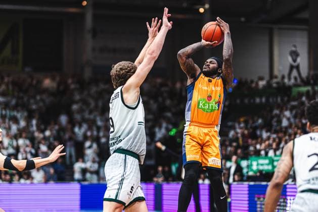 TJ Crockett Jr (Rostock Seawolves) im Zweikampf mit Marco Hollersbacher (Gladiators Trier), Vet Concept Gladiators Trier vs Rostock Seawolves, Basketball, easyCredit BBL, Play Ins, Saison 2025 2026, 14.05.2026 Vet Concept Gladiators Trier vs Rostock Seawolves, Basketball, easyCredit BBL, Play Ins, Saison 2025 2026, 14.05.2026 Copyright: xEibner-Pressefoto AlexanderxNeisx EP_ANS