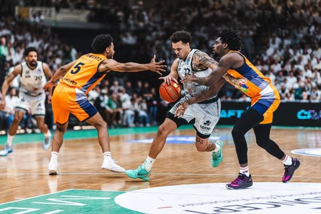 Nolan Adekunle (Gladiators Trier) im Zweikampf mit D Shawn Schwartz (Rostock Seawolves) und Kassim Nicholson (Rostock Seawolves), Vet Concept Gladiators Trier vs Rostock Seawolves, Basketball, easyCredit BBL, Play Ins, Saison 2025 2026, 14.05.2026 Vet Concept Gladiators Trier vs Rostock Seawolves, Basketball, easyCredit BBL, Play Ins, Saison 2025 2026, 14.05.2026 Copyright: xEibner-Pressefoto AlexanderxNeisx EP_ANS