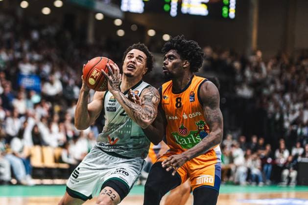 Nolan Adekunle (Gladiators Trier) im Zweikampf mit Kassim Nicholson (Rostock Seawolves), Vet Concept Gladiators Trier vs Rostock Seawolves, Basketball, easyCredit BBL, Play Ins, Saison 2025 2026, 14.05.2026 Vet Concept Gladiators Trier vs Rostock Seawolves, Basketball, easyCredit BBL, Play Ins, Saison 2025 2026, 14.05.2026 Copyright: xEibner-Pressefoto AlexanderxNeisx EP_ANS