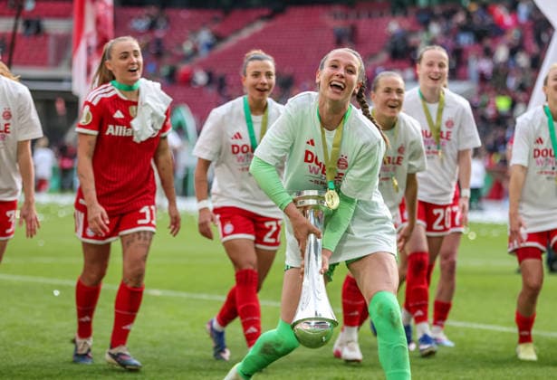GER, Köln, Vfl Wolfsburg vs FC Bayern München, DFB-Pokal Frauen, Fussball, DFB, Spielzeit 2025 2026, Rhein-Energie-Stadion, Finale im Bild: Freude, Emotionen nach dem Sieg im DFB Pokal Finale der Frauen, Bayern München Frauen gewinnen 4:0 nach Toren, Pokal, Team, Ena Mahmutovic (Bayern München 32) DFB DFL REGULATIONS PROHIBIT ANY USE OF PHOTOGRAPHS AS IMAGE SEQUENCES AND OR QUASI-VIDEO, 14.05.2026 Copyright: HMBxMedia HendrikxHamelau