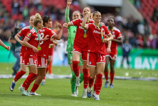 iGER, Köln, Vfl Wolfsburg vs FC Bayern München, DFB-Pokal Frauen, Fussball, DFB, Spielzeit 2025 2026, Rhein-Energie-Stadion, Finale im Bild: Freude, Emotionen nach dem Sieg im DFB Pokal Finale der Frauen, Klara Bühl (Bayern München 17), der Zug hat keine Bremse DFB DFL REGULATIONS PROHIBIT ANY USE OF PHOTOGRAPHS AS IMAGE SEQUENCES AND OR QUASI-VIDEO, 14.05.2026 Copyright: HMBxMedia HendrikxHamelau