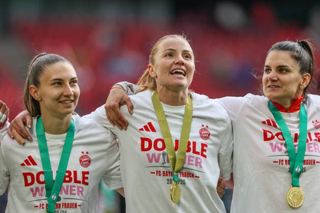 GER, Köln, Vfl Wolfsburg vs FC Bayern München, DFB-Pokal Frauen, Fussball, DFB, Spielzeit 2025 2026, Rhein-Energie-Stadion, Finale im Bild: Katharina Naschenweng (FC Bayern München), Glodis Perla Viggosdottir (Bayern München 4), Jovana Damnjanović (Bayern München 9), Freude, Emotionen nach dem Sieg im DFB Pokal Finale der Frauen DFB DFL REGULATIONS PROHIBIT ANY USE OF PHOTOGRAPHS AS IMAGE SEQUENCES AND OR QUASI-VIDEO, 14.05.2026 Copyright: HMBxMedia HendrikxHamelau