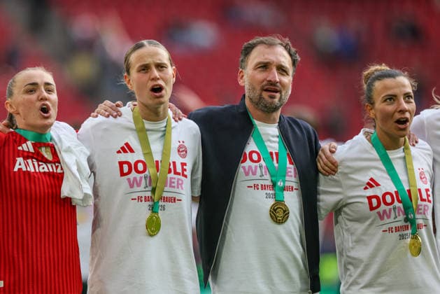 GER, Köln, Vfl Wolfsburg vs FC Bayern München, DFB-Pokal Frauen, Fussball, DFB, Spielzeit 2025 2026, Rhein-Energie-Stadion, Finale im Bild v.l.: Klara Bühl (Bayern München 17), Josà Barcala (Trainer Bayern München), Freude, Emotionen nach dem Sieg im DFB Pokal Finale der Frauen DFB DFL REGULATIONS PROHIBIT ANY USE OF PHOTOGRAPHS AS IMAGE SEQUENCES AND OR QUASI-VIDEO, 14.05.2026 Copyright: HMBxMedia HendrikxHamelau