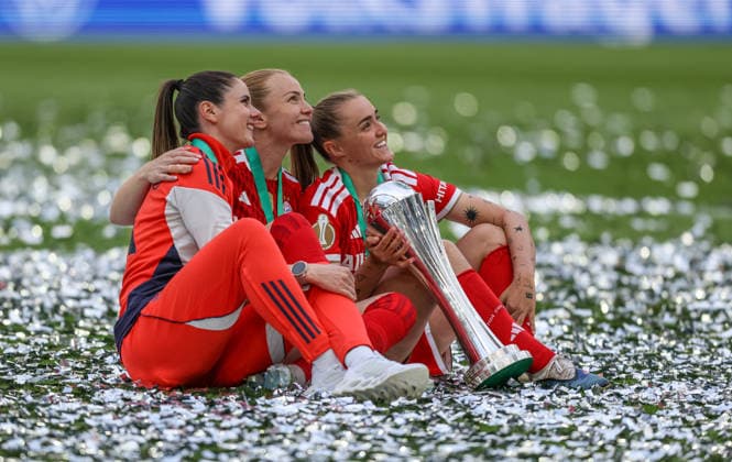 GER, Köln, Vfl Wolfsburg vs FC Bayern München, DFB-Pokal Frauen, Fussball, DFB, Spielzeit 2025 2026, Rhein-Energie-Stadion, Finale im Bild v.l.: Sarah Zadrazil (Bayern München 25), Glodis Perla Viggosdottir (Bayern München 4), Georgia Stanway (Bayern München 31), Freude, Emotionen nach dem Sieg im DFB Pokal Finale der Frauen DFB DFL REGULATIONS PROHIBIT ANY USE OF PHOTOGRAPHS AS IMAGE SEQUENCES AND OR QUASI-VIDEO, 14.05.2026 Copyright: HMBxMedia HendrikxHamelau