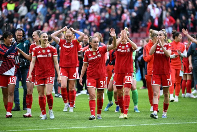 Fussball, Deutschland, Frauen, Saison 2025 2026, DFB Pokalfinale, Rhein Energie Stadion Köln, VfL Wolfsburg - FC Bayern München 0:4; Jubel FC Bayern, Katharina Naschenweng (FCB), Glodis Perla Viggosdottir (FCB), Georgia Stanway (FCB), Carolin Simon (FCB), Giulia Gwinn (FCB). Jubel, Freude, Aktion.