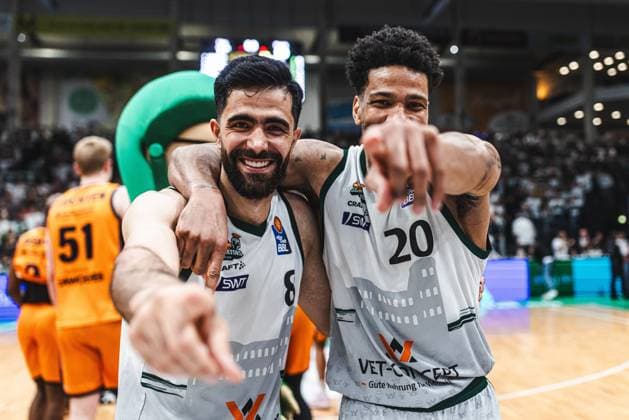 Behnam Yakhchali (Gladiators Trier) und Urald King (Gladiators Trier) jubeln, Vet Concept Gladiators Trier vs Rostock Seawolves, Basketball, easyCredit BBL, Play Ins, Saison 2025 2026, 14.05.2026 Vet Concept Gladiators Trier vs Rostock Seawolves, Basketball, easyCredit BBL, Play Ins, Saison 2025 2026, 14.05.2026 Copyright: xEibner-Pressefoto AlexanderxNeisx EP_ANS