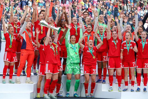 2026.05.14, xsscx, Fußball, Finale DFB-Pokal Frauen, VfL Wolfsburg - FC Bayern München, Saison 2025 2026, Rhein-Energie-Stadion in Köln: Die Mannschaft vom FC Bayern München feiert ihren Sieg im DFB-Pokal Finale mit Linda Dallmann (FC Bayern München 10), Glodis Perla Viggosdottir (FC Bayern München 4), Edna Imade (FC Bayern München 29), Maria Luisa Grohs (FC Bayern München 1), Georgia Stanway (FC Bayern München 31), Pernille Harder (FC Bayern München 21), Vanessa Gilles (FC Bayern München 2), Giulia Gwinn (FC Bayern München 7), Franziska Kett (FC Bayern München 20) DFB regulations prohibit any use of photographs as image sequences and or quasi-video. Photo: xSandraxScherningxPressefotoKochx Nordrhein-Westfalen Germany