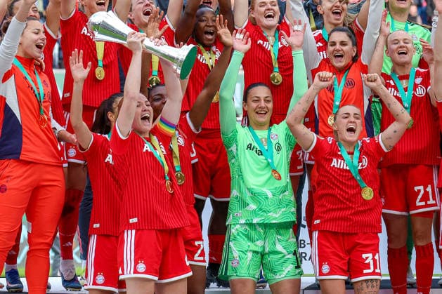 2026.05.14, xsscx, Fußball, Finale DFB-Pokal Frauen, VfL Wolfsburg - FC Bayern München, Saison 2025 2026, Rhein-Energie-Stadion in Köln: Die Mannschaft vom FC Bayern München feiert ihren Sieg im DFB-Pokal Finale mit Linda Dallmann (FC Bayern München 10), Glodis Perla Viggosdottir (FC Bayern München 4), Edna Imade (FC Bayern München 29), Maria Luisa Grohs (FC Bayern München 1), Georgia Stanway (FC Bayern München 31), Pernille Harder (FC Bayern München 21), Vanessa Gilles (FC Bayern München 2), Giulia Gwinn (FC Bayern München 7), Franziska Kett (FC Bayern München 20) DFB regulations prohibit any use of photographs as image sequences and or quasi-video. Photo: xSandraxScherningxPressefotoKochx Nordrhein-Westfalen Germany