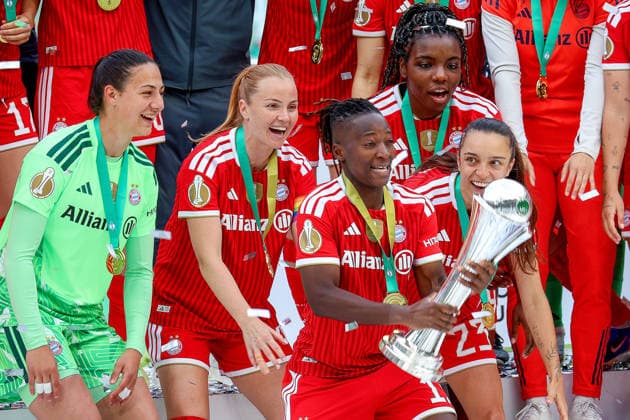 2026.05.14, xsscx, Fußball, Finale DFB-Pokal Frauen, VfL Wolfsburg - FC Bayern München, Saison 2025 2026, Rhein-Energie-Stadion in Köln: Die Mannschaft vom FC Bayern München feiert ihren Sieg im DFB-Pokal Finale mit Maria Luisa Grohs (FC Bayern München 1), Glodis Perla Viggosdottir (FC Bayern München 4), Bernadette Amani (FC Bayern München 15), Edna Imade (FC Bayern München 29), Natalia Padilla Bidas (FC Bayern München 23) DFB regulations prohibit any use of photographs as image sequences and or quasi-video. Photo: xSandraxScherningxPressefotoKochx Nordrhein-Westfalen Germany