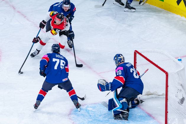 ZURICH, SWITZERLAND - MAY 16: Dominic Zweger (Austria, 16) in Battle for Puck in front of the goal against Mat Robson (Great Britain, 20) and Robert Dowd (Great Britain, 75) during the Preliminary Round - Group A Match 5 between Great Britain and Austria at the IIHF Ice hockey, Eishockey World Championship, WM, Weltmeisterschaft 2026, Swiss Life Arena on May 16, 2026 in Zurich, Switzerland. Zurich Switzerland Copyright: xTimoxSteinx