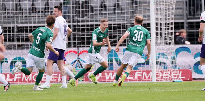 Scheinfurt, 16.05.2026, Sachs Stadion, Fußball, 3.Liga, 38.Spieltag , 1.FC Schweinfurt vs. FC Erzgebirge Aue , Im Bild; Tor für Schweinfurt. Sebastian Müller Mueller ( 37, Schweinfurt) trifft zum 1:0 und jubelt mit den Teamkollegen. , Nur für journalistische Zwecke. Only for editorial use! , DFB DFL regulations prohibit any use of photographs as image sequences and or quasi-video. ,