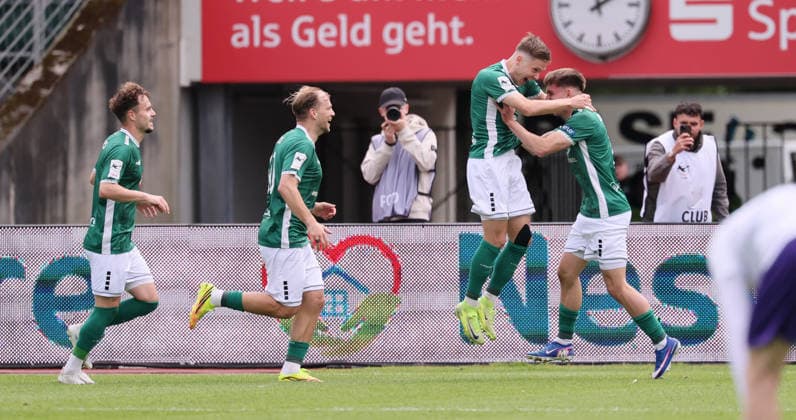 Scheinfurt, 16.05.2026, Sachs Stadion, Fußball, 3.Liga, 38.Spieltag , 1.FC Schweinfurt vs. FC Erzgebirge Aue , Im Bild; Tor für Schweinfurt. Sebastian Müller Mueller ( 37, Schweinfurt) trifft zum 1:0 und jubelt mit den Teamkollegen. , Nur für journalistische Zwecke. Only for editorial use! , DFB DFL regulations prohibit any use of photographs as image sequences and or quasi-video. ,
