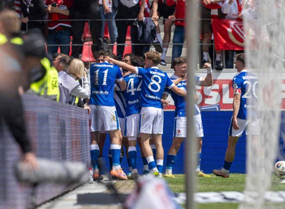 Fussball, Herren, Saison 2025 2026, 3. Liga (38. Spieltag), SSV Jahn Regensburg - FC Energie Cottbus, v.l. Moritz Hannemann (Energie Cottbus), Jannis Boziaris (Energie Cottbus), Simon Straudi (Energie Cottbus), Lukas Michelbrink (Energie Cottbus), Erik Engelhardt (Energie Cottbus), Axel Borgmann (Energie Cottbus), Jubel nach Tor zum 0:1, 16.05. 2026, Copyright: xSebastianxRäppold MatthiasxKochx