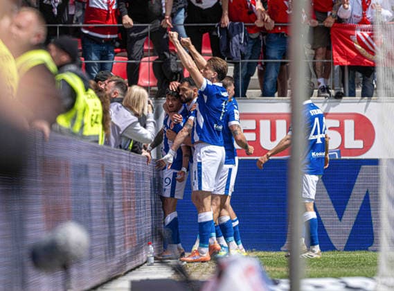 Fussball, Herren, Saison 2025 2026, 3. Liga (38. Spieltag), SSV Jahn Regensburg - FC Energie Cottbus, v.l. Jannis Boziaris (Energie Cottbus), Tolcay Cigerci (Energie Cottbus), Moritz Hannemann (Energie Cottbus), Erik Engelhardt (Energie Cottbus), Simon Straudi (Energie Cottbus), Jubel nach Tor zum 0:1, 16.05. 2026, Copyright: xSebastianxRäppold MatthiasxKochx