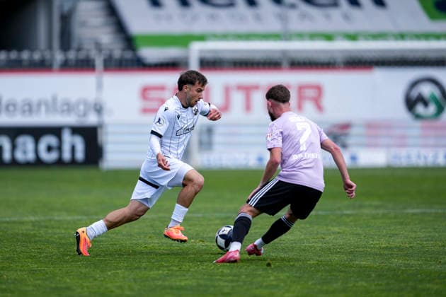 v.li.: Louis Kolbe (SVS, 3), Armend Qenaj (Homburg, 7), Zweikampf, Spielszene, Duell, duel, tackle, tackling, Dynamik, Action, Aktion, 16.05.2026, Sandhausen (Deutschland), Fussball, Regionalliga Südwest, SV Sandhausen - FC 08 Homburg