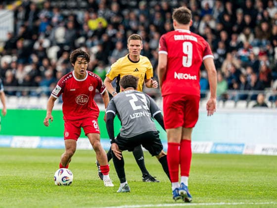 Kaito Mizuta (Rot-Weiss Essen, 24) im Zweikampf mit Max Brandt (SSV Ulm 1846, 23), GER, SSV Ulm 1846 vs. Rot-Weiss Essen, Fussball, 3. Liga, Spielzeit 2025 2026, 16.05.2026, DFB DFL regulations prohibit any use of photographs as image sequences and or quasi-video. GER, SSV Ulm 1846 vs. Rot-Weiss Essen, Fussball, 3. Liga, Spielzeit 2025 2026, 16.05.2026 Ulm Copyright: xMichaelxSchmidt Eibner-Pressefotx EP_MST