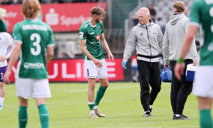 Scheinfurt, 16.05.2026, Sachs Stadion, Fußball, 3.Liga, 38.Spieltag , 1.FC Schweinfurt vs. FC Erzgebirge Aue , Im Bild; Luca Trslic ( 18, Schweinfurt) muß wegen einer Verletzung behandelt und wenig später ausgewechselt werden. , Nur für journalistische Zwecke. Only for editorial use! , DFB DFL regulations prohibit any use of photographs as image sequences and or quasi-video. ,