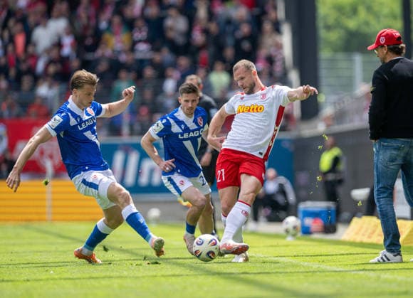 Fussball, Herren, Saison 2025 2026, 3. Liga (38. Spieltag), SSV Jahn Regensburg - FC Energie Cottbus, v.l. Moritz Hannemann (Energie Cottbus), Axel Borgmann (Energie Cottbus), Eric Hottmann (Regensburg), Trainer Claus-Dieter Pele Wollitz (Energie Cottbus), 16.05. 2026, Copyright: xSebastianxRäppold MatthiasxKochx
