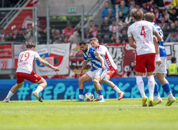 Fussball, Herren, Saison 2025 2026, 3. Liga (38. Spieltag), SSV Jahn Regensburg - FC Energie Cottbus, v.l. Adrian Fein (Regensburg), Tolcay Cigerci (Energie Cottbus), Oscar Schönfelder (Regensburg), Felix Strauss (Regensburg), Erik Engelhardt (Energie Cottbus), 16.05. 2026, Copyright: xSebastianxRäppold MatthiasxKochx