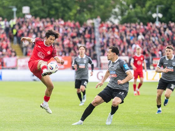 Kaito Mizuta (Rot-Weiss Essen, 24) nimmt den Ball direkt aus der Luft, GER, SSV Ulm 1846 vs. Rot-Weiss Essen, Fussball, 3. Liga, Spielzeit 2025 2026, 16.05.2026, DFB DFL regulations prohibit any use of photographs as image sequences and or quasi-video. GER, SSV Ulm 1846 vs. Rot-Weiss Essen, Fussball, 3. Liga, Spielzeit 2025 2026, 16.05.2026 Ulm Copyright: xMichaelxSchmidt Eibner-Pressefotx EP_MST