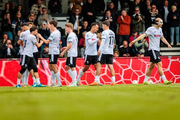 Mannschaft SC Verl im Jubel nach Tor zum 3:0 durch Julian Stark (SC Verl, 07) GER, SC Verl vs. TSV 1860 Muenchen, Fussball, 3. Liga, 38. Spieltag, Spielzeit 2025 2026, 16.05.2026 DFL Regulations prohibit any use of photographers as image sequences and or quasi-video. GER, SC Verl vs. TSV 1860 Muenchen, Fussball, 3. Liga, 38. Spieltag, Spielzeit 2025 2026, 16.05.2026 Verl Copyright: xEibner-Pressefoto JanxRollingerx EP_JSK