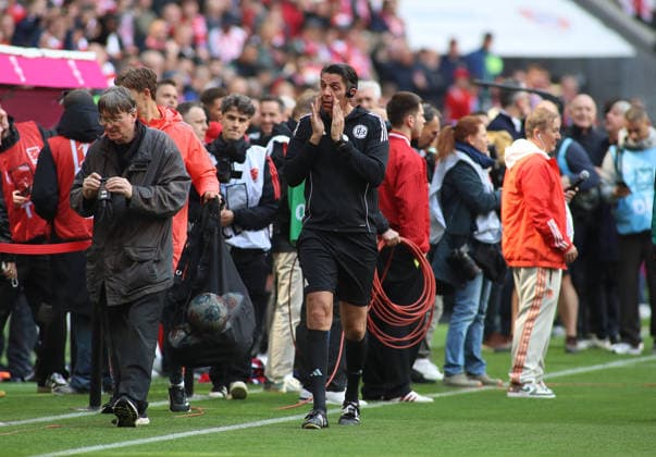 Fussball, Herren, Bundesliga, Saison 2025 2026, FC Bayern München - 1.FC Köln, Allianz Arena Deniz Aytekin bei seinen letzten Spiel als Schiedsrichter, traurig, Tränen, weinen, Emotion, Hand im Gesicht DFB, DFL regulations prohibit any use of photographs as image sequences and or quasi-video