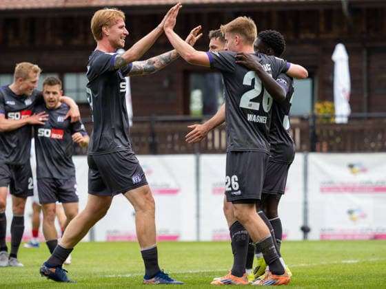 Bjarke Jacobsen (VfL Osnabrueck, 15) gratuliert Fridolin Wagner (VfL Osnabrueck, 26) zum 0:2 GER, VfB Stuttgart II vs. VfL Osnabrueck, Fussball, 3. Bundesliga, 38. Spieltag, Spielzeit 2025 2026, 16.05.2026 GER, VfB Stuttgart II vs. VfL Osnabrueck, Fussball, 3. Bundesliga, 38. Spieltag, Spielzeit 2025 2026, 16.05.2026 Aspach Copyright: xEibner-Pressefoto CarstenxSchwerx EP_CSG