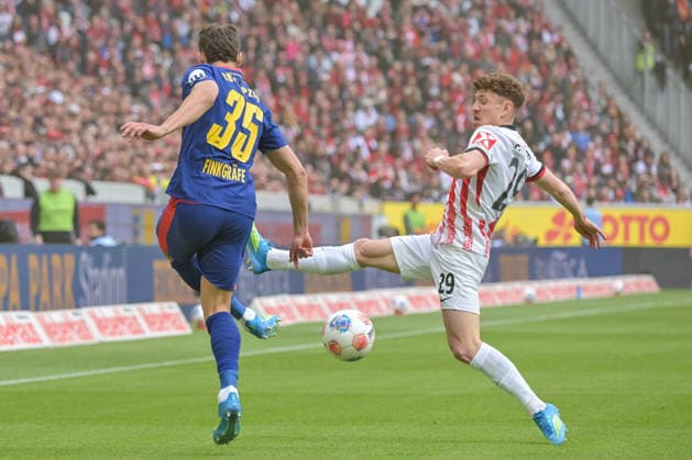 Max Finkgraefe (RB Leipzig, 35), Philipp Treu (SC Freiburg, 29) im Duell um den Ball. GER, SC Freiburg - RB Leipzig, Fussball, Bundesliga, 34. Spieltag, Saison 2025 2026, 16.05.2026 DFL DFB REGULATIONS PROHIBIT ANY USE OF PHOTOGRAPHS AS IMAGE SEQUENCES AND OR QUASI-VIDEO GER, SC Freiburg - RB Leipzig, Fussball, Bundesliga, 34. Spieltag, Saison 2025 2026, 16.05.2026 Freiburg Copyright: xEibner-Pressefoto ThomasxHessx EP_THS