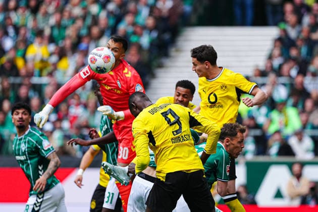 Torschuss Torchance per Kopfball Serhou Guiassy (Borussia Dortmund, 09) GER, SV Werder Bremen vs. Borussia Dortmund, Fussball, Bundesliga, Spieltag 30, Spielzeit 2025 2026, 16.05.2026 DFL REGULATIONS PROHIBIT ANY USE OF PHOTOGRAPHS AS IMAGE SEQUENCES AND OR QUASI-VIDEO GER, SV Werder Bremen vs. Borussia Dortmund, Fussball, Bundesliga, Spieltag 30, Spielzeit 2025 2026, 16.05.2026 Bremen Copyright: xEibner-Pressefoto MarcelxvonxFehrnx EP_MFN