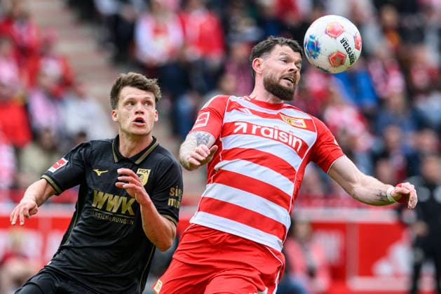 v.l.: Robin Fellhauer (FCA, 19), Oliver Burke ( 1.FC Union Berlin, 07), Zweikampf, Action, Kampf, kaempft um den Ball, Action, duels, fighting for the ball, GER, Berlin, 1. FC Union Berlin gegen FC Augsburg, 1. Bundesliga, Fußball, DFB, letzter Spieltag, Saison 2025 2026, Alte Försterei, 16. Mai 2026, DFB DFL REGULATIONS PROHIBIT ANY USE OF PHOTOGRAPHS AS IMAGE SEQUENCES AND OR QUASI-VIDEO, Copyright: HMBxMedia UwexKoch