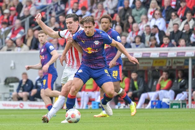 Igor Matanovic (SC Freiburg, 31), Willi Orban (RB Leipzig, 04) im Duell. GER, SC Freiburg - RB Leipzig, Fussball, Bundesliga, 34. Spieltag, Saison 2025 2026, 16.05.2026 DFL DFB REGULATIONS PROHIBIT ANY USE OF PHOTOGRAPHS AS IMAGE SEQUENCES AND OR QUASI-VIDEO GER, SC Freiburg - RB Leipzig, Fussball, Bundesliga, 34. Spieltag, Saison 2025 2026, 16.05.2026 Freiburg Copyright: xEibner-Pressefoto ThomasxHessx EP_THS