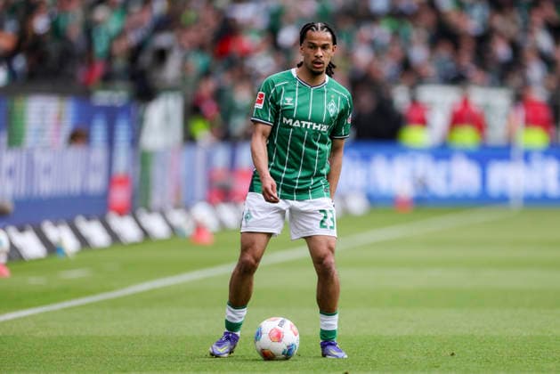 Isaac Schmidt (Werder Bremen) kontrolliert den Ball, Bundesliga, SV Werder Bremen v Borussia Dortmund, Weserstadion am 16. May 2026 in Bremen, Deutschland. (Foto von Marco Steinbrenner DeFodi Images) Isaac Schmidt (Werder Bremen) controls the ball, Bundesliga, SV Werder Bremen v Borussia Dortmund, Weserstadion, May 16, 2026 in Bremen, Germany. (Photo by Marco Steinbrenner DeFodi Images) DFL regulations prohibit any use of photographs as image sequences and or quasi-video. -