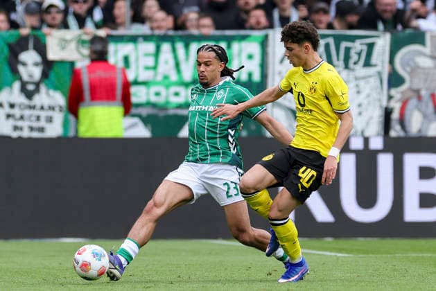 Isaac Schmidt (Werder Bremen) und Samuele Inacio (Borussia Dortmund) kaempfen um den Ball, Bundesliga, SV Werder Bremen v Borussia Dortmund, Weserstadion am 16. May 2026 in Bremen, Deutschland. (Foto von Marco Steinbrenner DeFodi Images) Isaac Schmidt (Werder Bremen) und Samuele Inacio (Borussia Dortmund) battle for the ball, Bundesliga, SV Werder Bremen v Borussia Dortmund, Weserstadion, May 16, 2026 in Bremen, Germany. (Photo by Marco Steinbrenner DeFodi Images) DFL regulations prohibit any use of photographs as image sequences and or quasi-video. -
