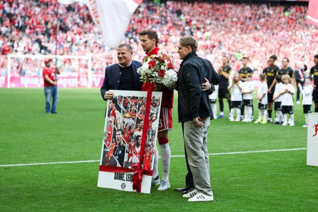 Leon Goretzka (FC Bayern Muenchen, 08) wird verabschiedet, mit Max Eberl (FC Bayern Muenchen, Sportvorstand) und Christoph Freund (FC Bayern Muenchen, Sportdirektor), GER, FC Bayern Muenchen vs. 1. FC Koeln, Fussball, Bundesliga, 34. Spieltag, Saison 2025 2026, 16.05.2026, DFL DFB REGULATIONS PROHIBIT ANY USE OF PHOTOGRAPHS as IMAGE SEQUENCES and or QUASI-VIDEO, GER, FC Bayern Muenchen vs. 1. FC Koeln, Fussball, Bundesliga, 34. Spieltag, Saison 2025 2026, 16.05.2026 Muenchen Copyright: xEibner-Pressefoto JennixMaulx EP_JML