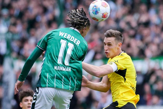 Justin Njinmah (Werder Bremen) und Nico Schlotterbeck (Borussia Dortmund) kaempfen um den Ball, Bundesliga, SV Werder Bremen v Borussia Dortmund, Weserstadion am 16. May 2026 in Bremen, Deutschland. (Foto von Marco Steinbrenner DeFodi Images) Justin Njinmah (Werder Bremen) und Nico Schlotterbeck (Borussia Dortmund) battle for the ball, Bundesliga, SV Werder Bremen v Borussia Dortmund, Weserstadion, May 16, 2026 in Bremen, Germany. (Photo by Marco Steinbrenner DeFodi Images) DFL regulations prohibit any use of photographs as image sequences and or quasi-video. -