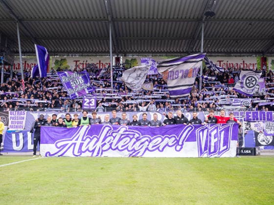 Spieler des VfL Osnabrueck mit Banner Aufsteiger VfL vor den Fans GER, VfB Stuttgart II vs. VfL Osnabrueck, Fussball, 3. Bundesliga, 38. Spieltag, Spielzeit 2025 2026, 16.05.2026 GER, VfB Stuttgart II vs. VfL Osnabrueck, Fussball, 3. Bundesliga, 38. Spieltag, Spielzeit 2025 2026, 16.05.2026 Aspach Copyright: xEibner-Pressefoto CarstenxSchwerx EP_CSG